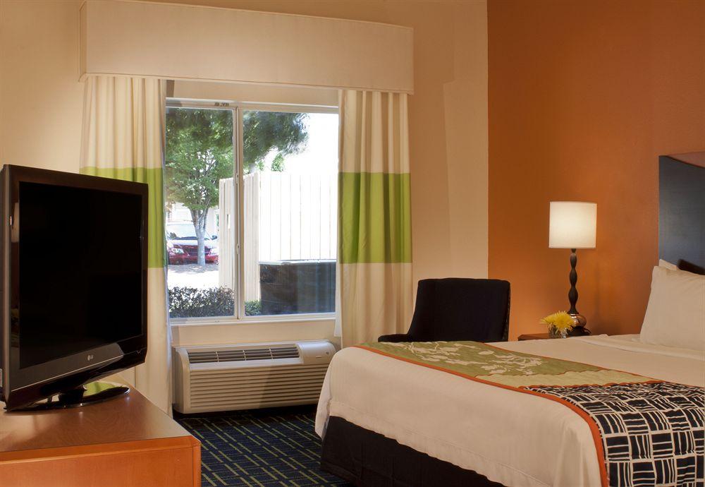 Fairfield Inn & Suites By Marriott Atlanta Кеннесо Экстерьер фото