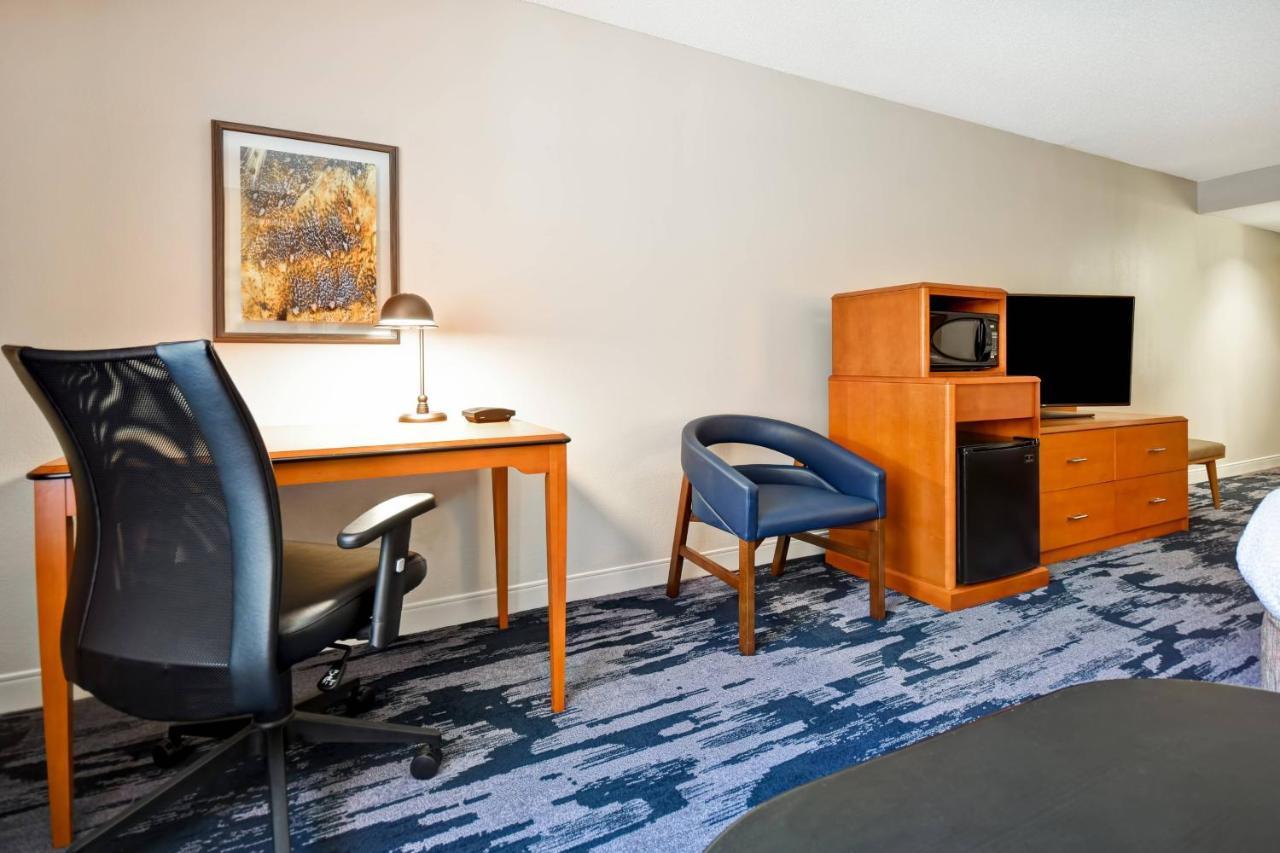 Fairfield Inn & Suites By Marriott Atlanta Кеннесо Экстерьер фото